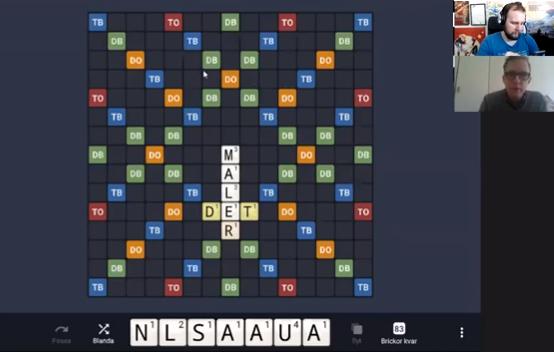 En skärmdump av spelet Wordfeud, med orden maler och det korsande varandra i mitten av spelplanen, och bilden av två små spelare uppe till höger.