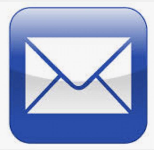 Ett vitt kuvert på blå bakgrund, ikon för något e-postprogram eller app.