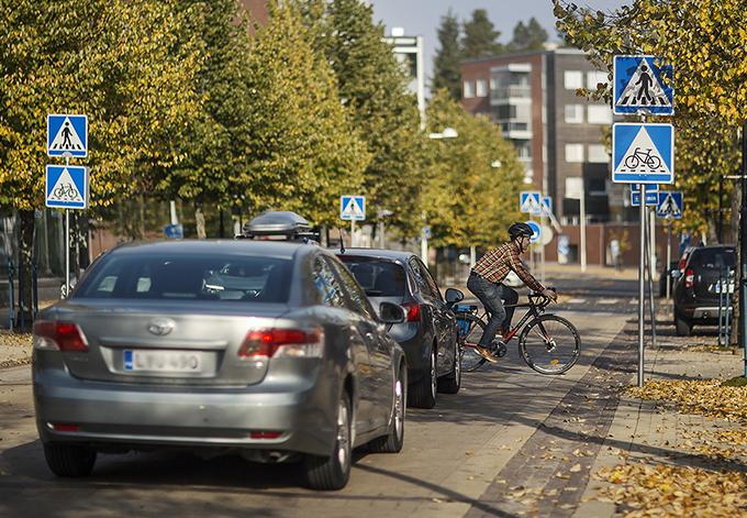 Under sommaren och hösten har det kommit nya trafikregler. Ny är väjningsplikten vid en plats där cyklister korsar körbanan på en fortsättning på en cykelbana. Trafikmärket betyder att fordon och spårvagnar ska väja för cyklister. Foto: Nina Mönkkönen/Tra