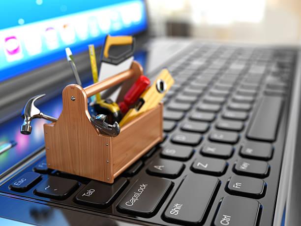 en liten verktygsback står på en bärbar dators tangentbord