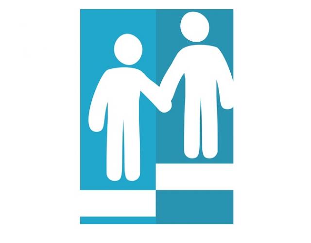 två personer står på olika höga trappsteg och håller hand
